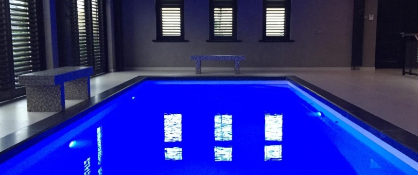 Luxe binnenzwembad aangelegd door Aquaoptimaal.