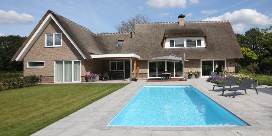 Een tuin met zwembad straalt luxe uit en staat voor ultieme ontspanning.