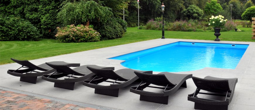 Een zwembad plaatsen in Wassenaar straalt luxe uit.