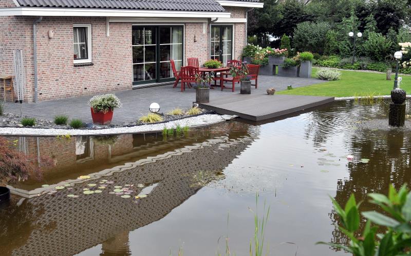 Zwemmen in een natuurlijke omgeving kan met uw eigen zwemvijver in de tuin Zwemmen in een natuurlijke omgeving kan met uw eigen zwemvijver in de tuin