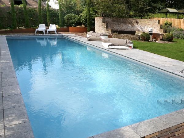 Een voorbeeld van een ingegraven zwembad in de tuin