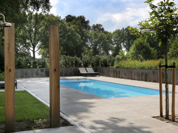 Een voorbeeld van een klein zwembad in de tuin.