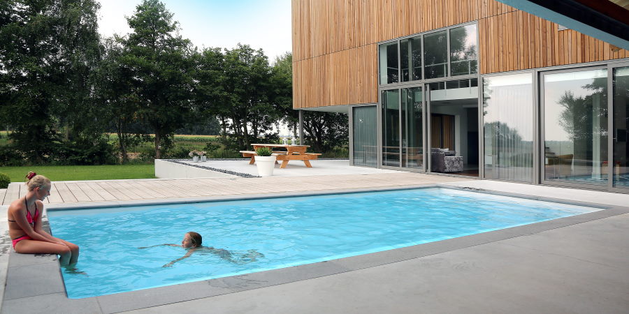 De kosten van een zwembad laten bouwen hangen samen met verschillende factoren.