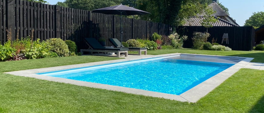 Een zwembad laten plaatsen in Laren zorgt voor een tuin met luxe uitstraling.