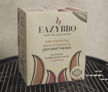 De EazyBBQ is een houten kubus met A-kwaliteit houtskool welke eenvoudig in gebruik te nemen is