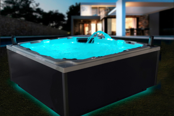 Met het LED ambient light is het heerlijk om 's avonds te ontspannen in uw spa