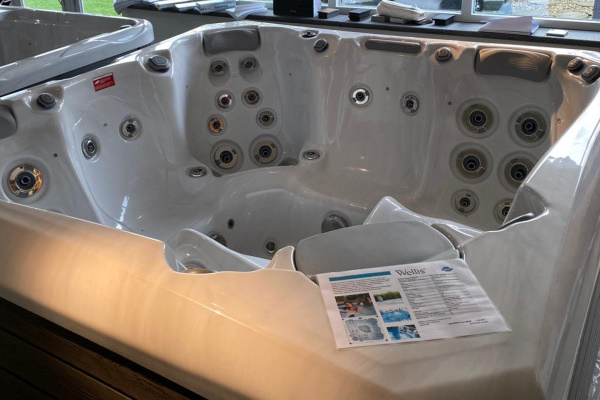 De Wellis spa’s zijn voorzien van ergonomische zit- en ligplaatsen voor ultiem comfort De Wellis spa’s zijn voorzien van ergonomische zit- en ligplaatsen voor ultiem comfort