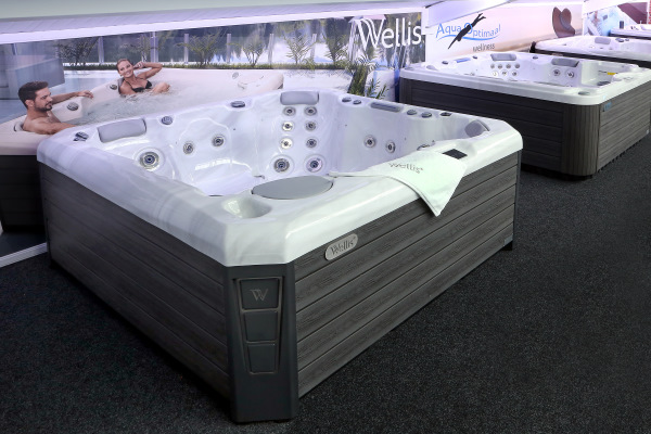 Test voordat u de Wellis Spa bestelt, het spabad uit in onze showroom Test voordat u de Wellis Spa bestelt, het spabad uit in onze showroom